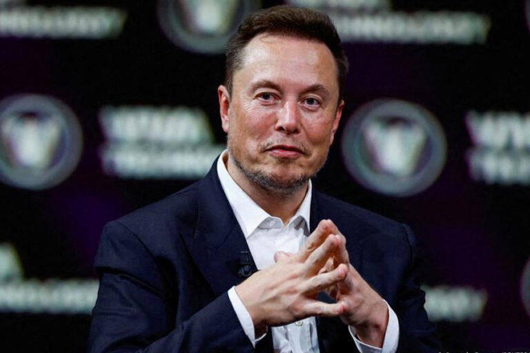 Elon Musk says Twitter is losing cash because advertising is down and company is carrying heavy debt